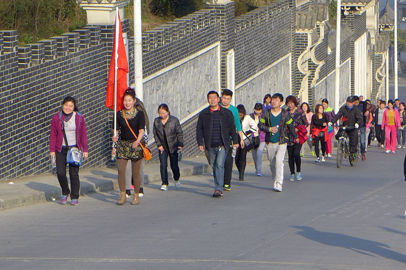2015年3月8日寶業(yè)集團開展“香溪洞-吉河徒步踏青活動”慶祝三八節(jié)！